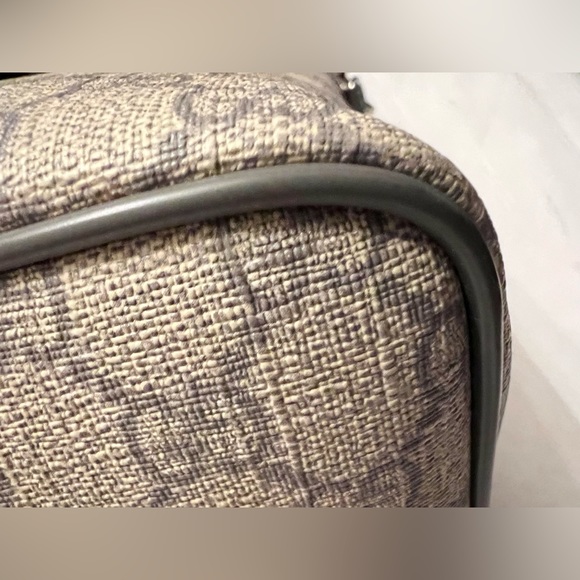 Authentic Gucci shoulder bag in Excellent condition with dust bag and box. - Picture 5 of 15